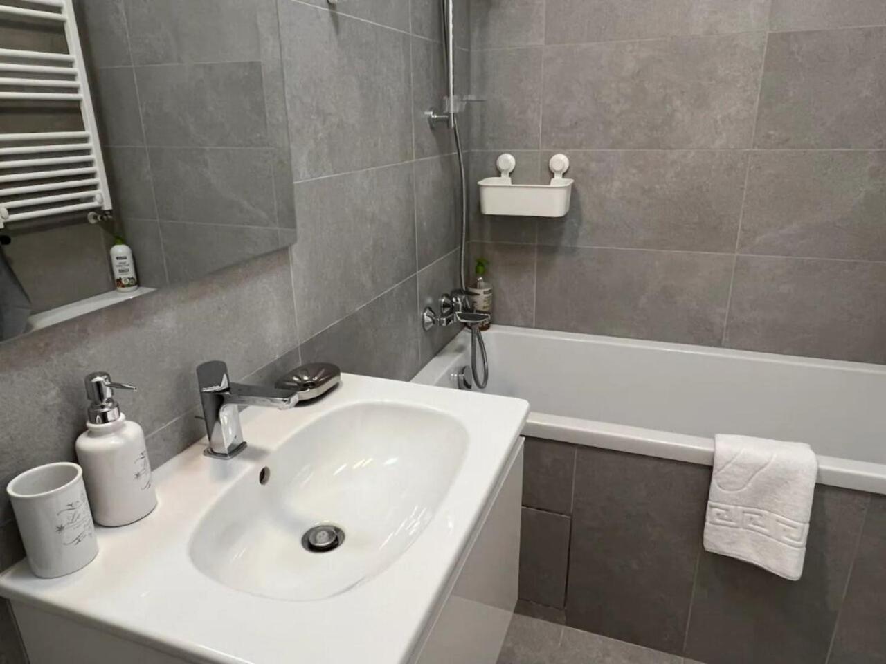 High-Rise Luxury Apartment With Free Parking بوخارست المظهر الخارجي الصورة
