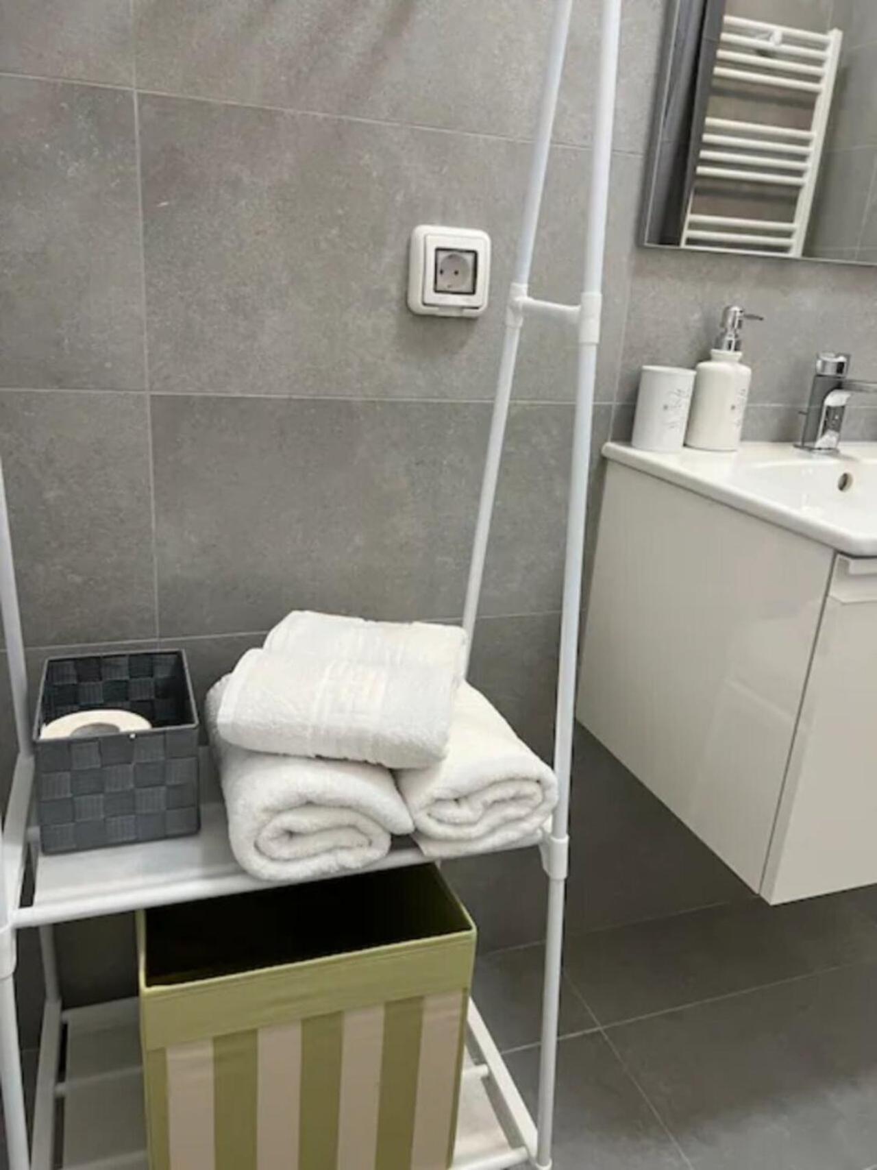 High-Rise Luxury Apartment With Free Parking بوخارست المظهر الخارجي الصورة